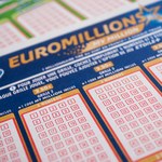 Mieszkańcy wsi zagrali w loterii. Wygrali 143 mln euro