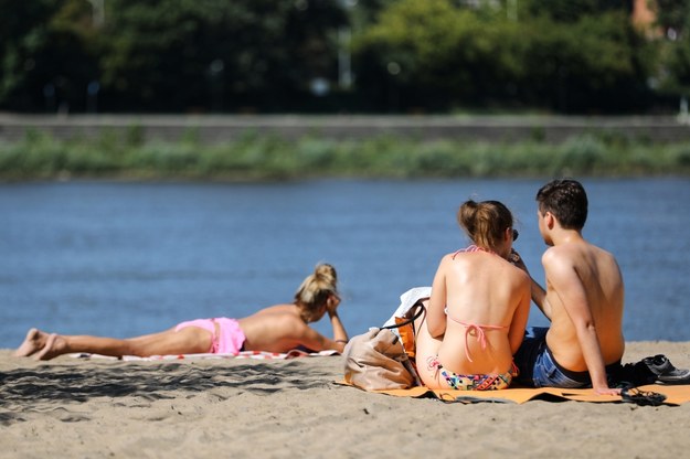 Mieszkańcy wypoczywający na plaży nad Wisłą /	Rafał Guz   /PAP