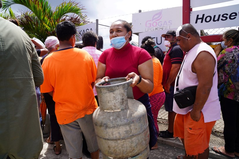 Mieszkańcy wysp Tonga przed pierwszym lockdownem. Po erupcji wulkanu na wyspie wykryto pierwsze przypadki SARS-CoV-2 /Mary Lyn FONUA / Matangi Tonga / AFP /AFP