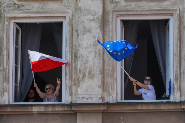 Mieszkańcy z flagami na trasie Marszu 4 / 	Paweł Supernak   /PAP