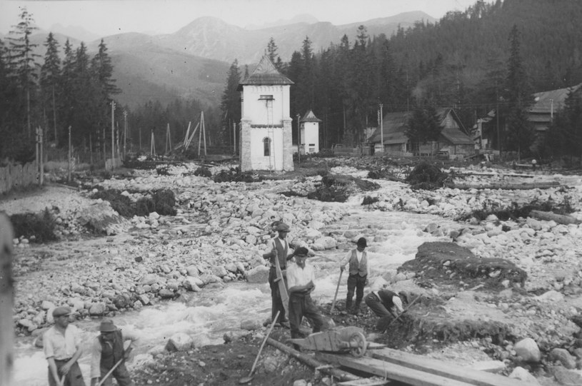 Mieszkańcy Zakopanego porządkują brzegi potoku po powodzi /Z archiwum Narodowego Archiwum Cyfrowego