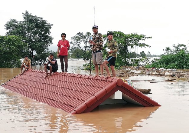 Mieszkańcy zalanych wsi schronili się na dachach domów, a w środę 3 tys. z nich wciąż czeka na ratunek /EPA/ABC LAOS NEWS /PAP/EPA