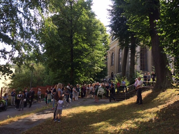 Mieszkańcy zgromadzeni przed kościołem podczas nabożeństwa żałobnego w intencji Kamili. /Bartłomiej Paulus /RMF FM