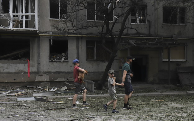 Mieszkańcy zniszczonego Bachmutu w obwodzie donieckim /STRINGER /PAP/EPA