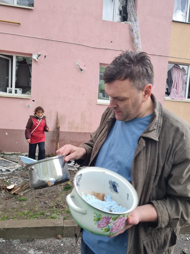 Mieszkańcy zniszczonego bloku w miejscowości Buzowaja /Mateusz Chłystun /RMF FM
