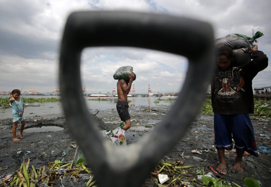 Mieszkańcy znoszą worki z piaskiem /FRANCIS R. MALASIG /PAP/EPA