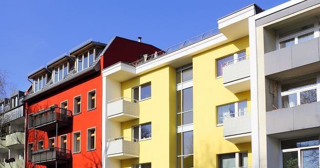 Mieszkania na obrzeżach miast są często dużo tańsze /&copy;123RF/PICSEL