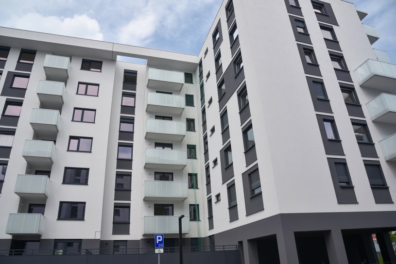 Mieszkania z niższej cenowo półki znikają z ofert deweloperów w szybkim tempie /Bartłomiej Magierowski /East News