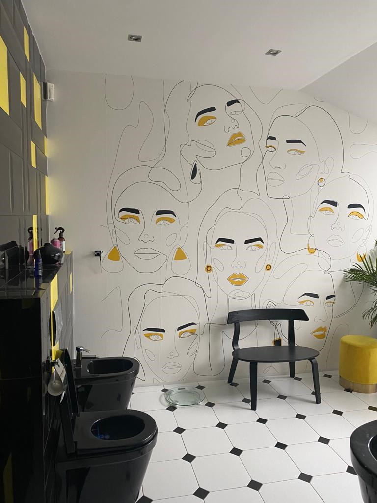 Mieszkanie Joanny Dyrkacz z "Sanatorium miłości 5" - łazienka w odcieniach bieli, czerni, szarości i żółci