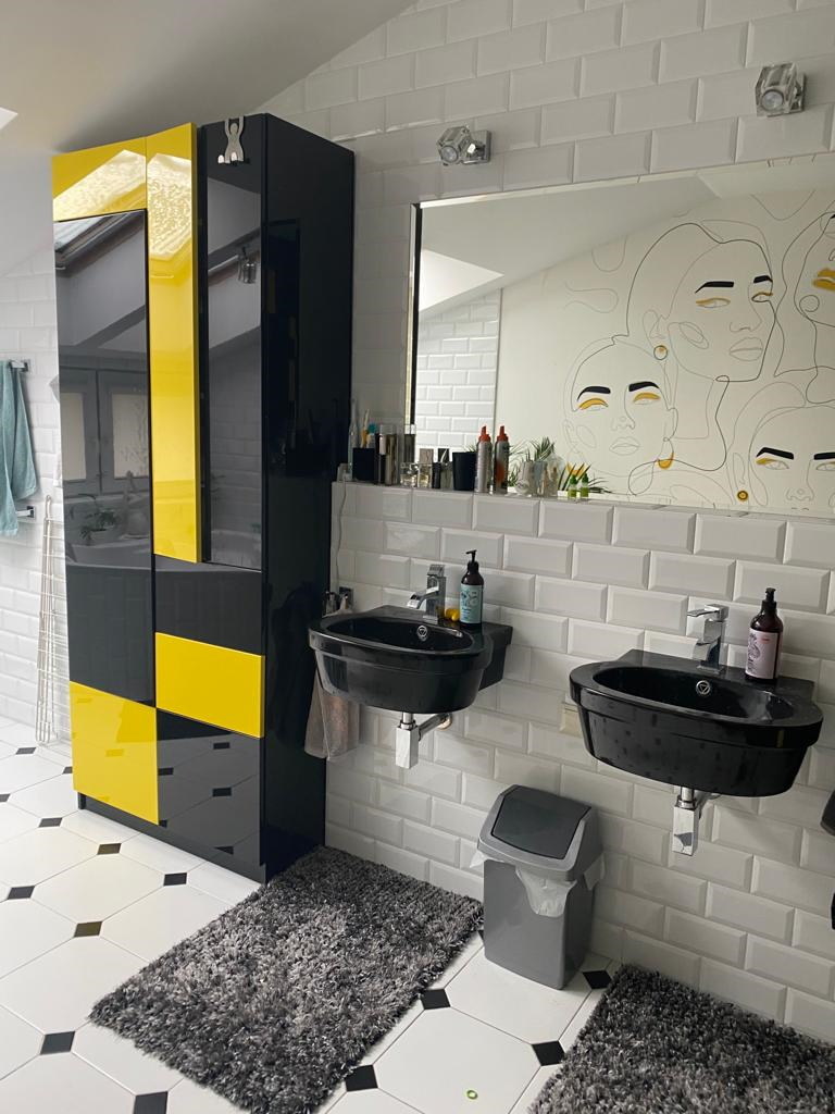 Mieszkanie Joanny Dyrkacz z "Sanatorium miłości 5" - łazienka z żółtymi elementami dodaje przestrzeni wyrazistości