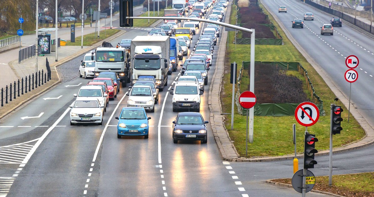 Mieszkanie przy ruchliwej ulicy może być przyczyną nadciśnienia tętniczego krwi z uwagi na nieprzerwany hałas dochodzący z zewnątrz oraz zanieczyszczenie powietrza /123RF/PICSEL