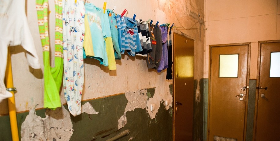 Mieszkanie przy ulicy Toruńskiej w Inowrocławiu, gdzie mieszkała 21-latka razem z dzieckiem /Tytus Żmijewski /PAP