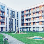 Mieszkanie w bloku. Tego naprawdę nie wolno robić za drzwiami mieszkania