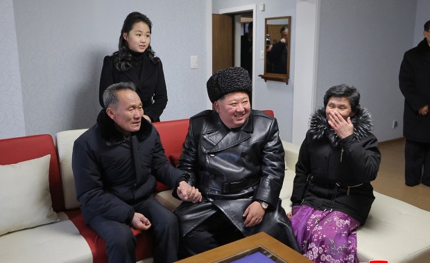 Mieszkanie za śmierć na froncie. Tak "nagradza" Kim