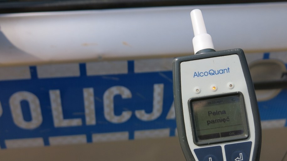 Długa droga z imprezy do domu: Pijany zasnął w policyjnym radiowozie