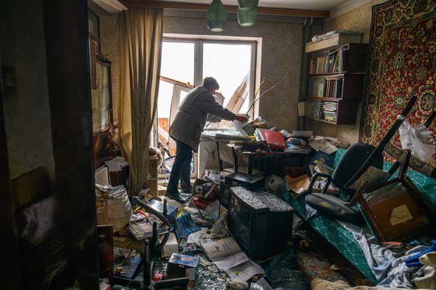 Mieszkaniec Kijowa usuwa zniszczenia w swoim mieszkaniu w budynku poważnie uszkodzonym podczas rosyjskiego ataku rakietowego /Vladyslav Musiienko /PAP/EPA