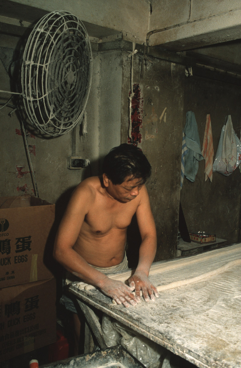 Mieszkaniec Kowloon robi makaron w prymitywnym zakładzie /Gerhard Joren/LightRocket /Getty Images