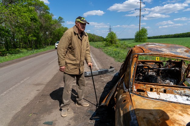 Mieszkaniec miejscowości Mała Rogań w obwodzie charkowskim przy aucie, w którym po ostrzale z rosyjskiego czołgu zginął jego syn /Mykola Kalyeniak /PAP