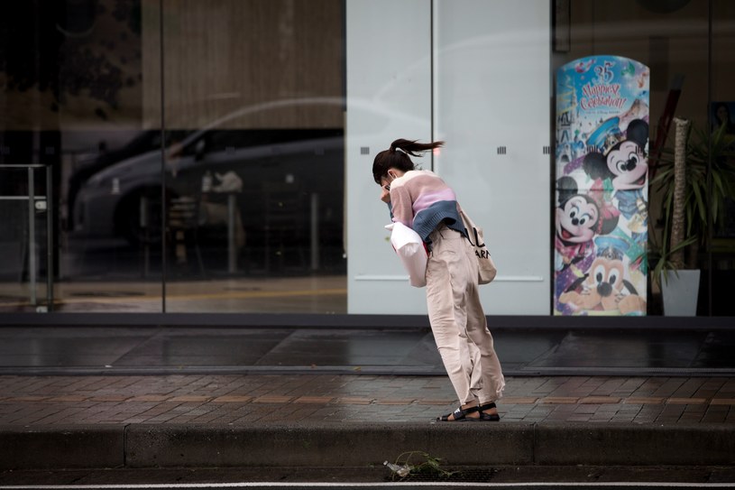 Mieszkanka Kagoshimy zmaga się z silnym wiatrem /AFP