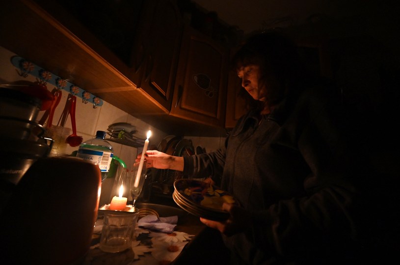 Mieszkanka Kijowa podczas blackoutu /SERGEI SUPINSKY / AFP /AFP