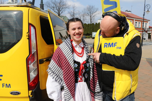 Mieszkanka Ropczyc w stroju regionalnym w towarzystwie reportera RMF FM Macieja Pałahickiego /Józef Polewka /RMF FM