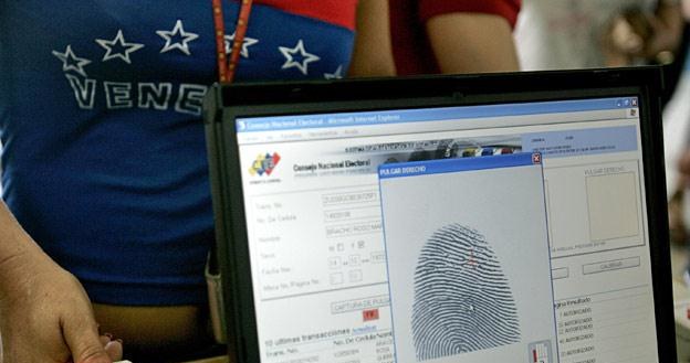 Mieszkanka Wenezueli potwierdza odciskiem palca swoją tożsamość w lokalu wyborczym /21 wiek