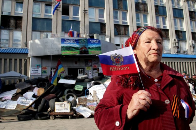 Mieszkanka wschodniej Ukrainy trzyma rosyjską flagę /ZURAB KURTSIKIDZE /PAP/EPA