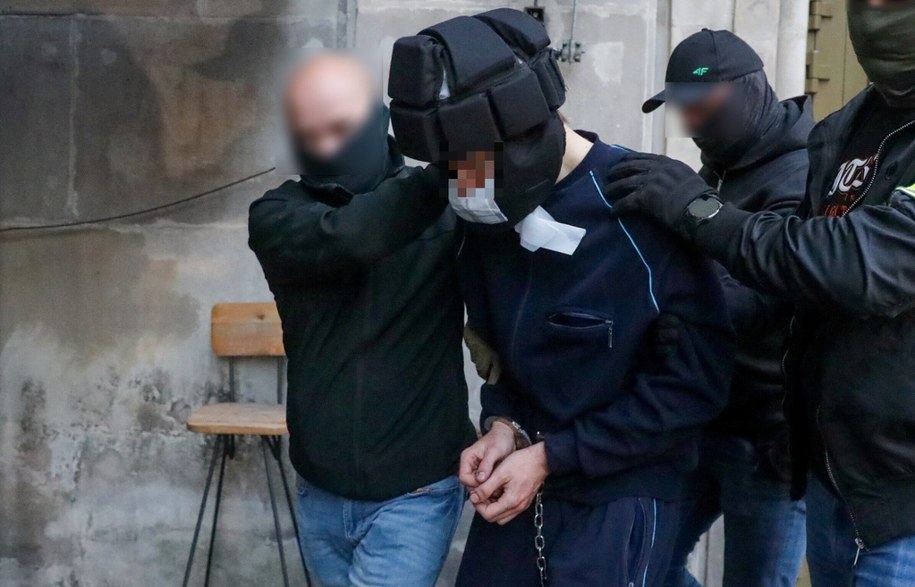 Mieszko R., podejrzany o zabójstwo pracownicy Uniwersytetu Warszawskiego, prowadzony przez policjantów (zdjęcie z 8 maja 2025 r.) /Tomasz Gzell /PAP