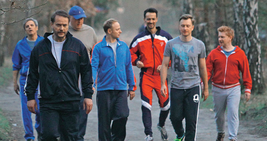 Mietek wpadnie na pomysł, aby trenerem został ksiądz Żmigrodzki (Artur Żmijewski), który od razu zgodzi się poprowadzić Sandomierskie Orły do boju /Świat Seriali