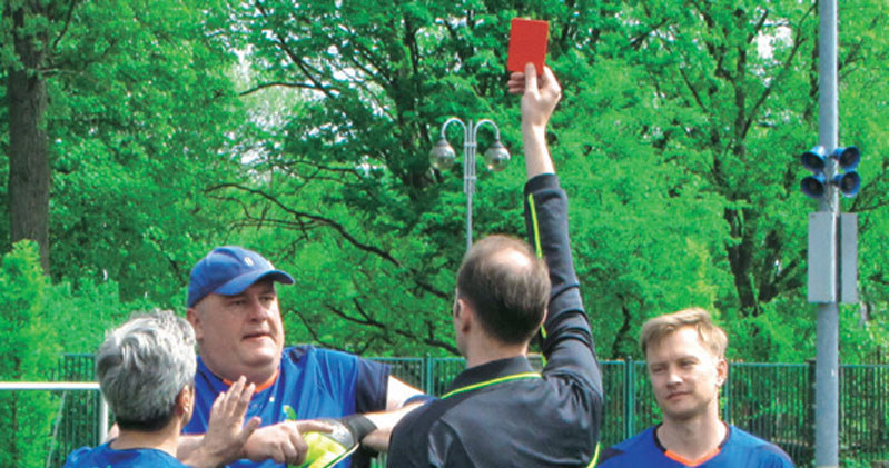 Mietek zrobi sędziemu awanturę o to, że nie zauważył faulu. W odpowiedzi arbiter pokaże mu czerwoną kartkę /Świat Seriali