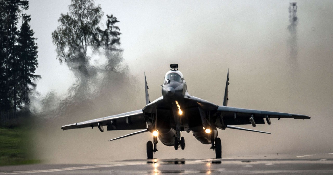 Mig-29 na białoruskiej drodze /AFP