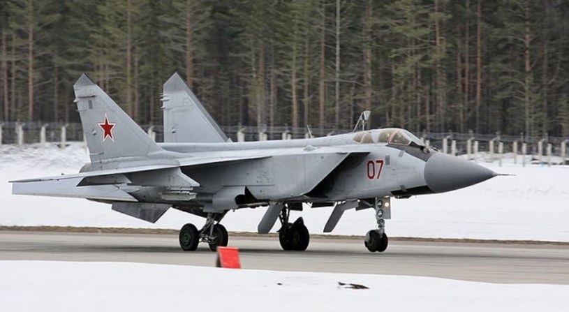 MiG-31 na rezerwowym lotnisku na północy Rosji /INTERIA.PL