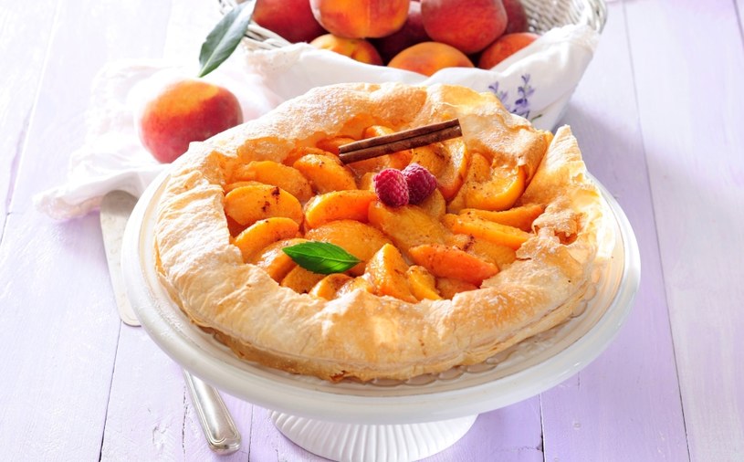 Migdałowa rozeta z morelami /123RF/PICSEL