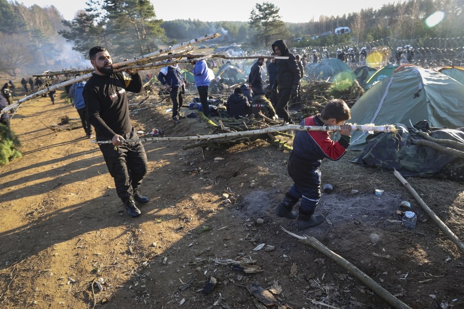 Migranci budują koczowisko /STRINGER /PAP/EPA