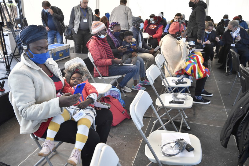 Migranci czekający na spotkanie z papieżem na wyspie Lesbos /PAP/EPA/LOUISA GOULIAMAKI / POOL /PAP