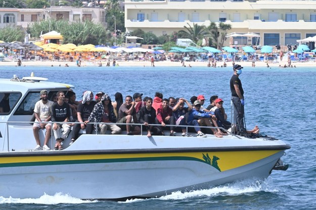 Migranci docierają na wyspę Lampedusa /CIRO FUSCO /PAP/EPA