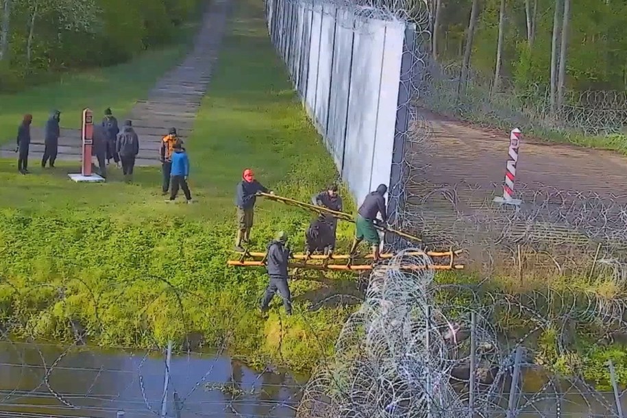 Migranci forsują bariery graniczne /Litewska straż graniczna /
