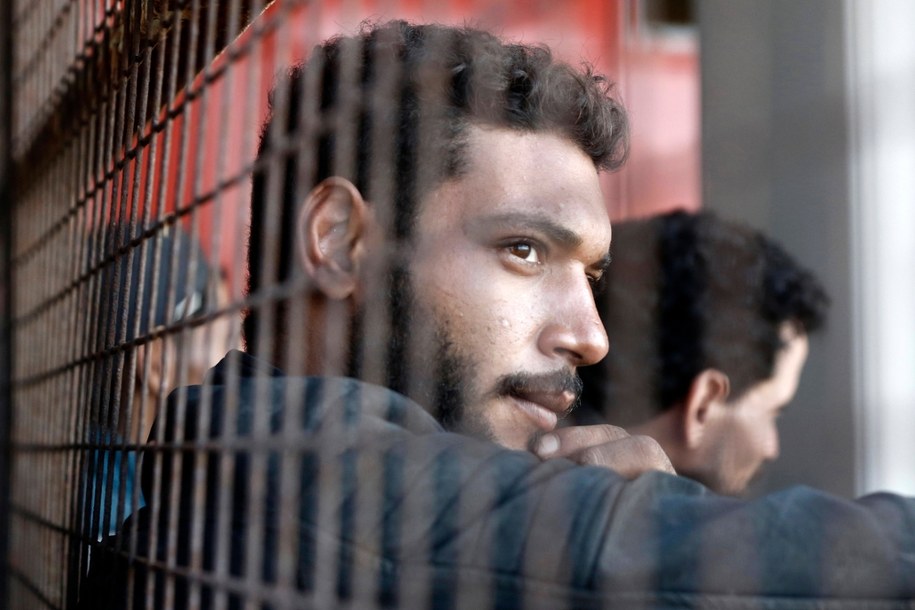 Migranci i uchodźcy przed budynkiem zarządu portu w greckim Lawrio /EPA/YANNIS KOLESIDIS /PAP