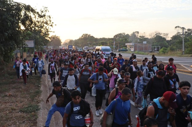 Migranci kierujący się z południa Meksyku do USA /Juan Manuel Blanco /PAP/EPA