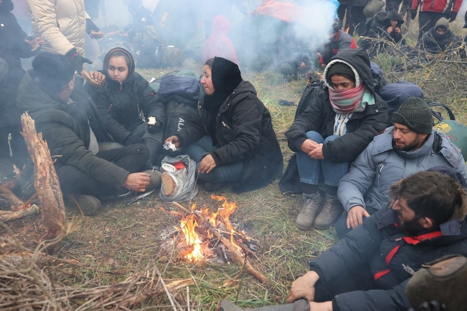 Migranci koczujący po białoruskiej stronie granicy /OKSANA MANCHUK / BELTA / HANDOUT /PAP/EPA