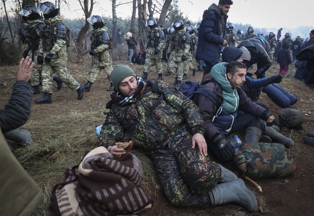 Migranci koczujący przy polsko-białoruskiej granicy /STRINGER /PAP/EPA