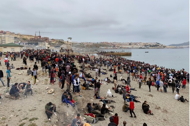 Migranci na plaży w Al-Funajdik oczekują na możliwość przepłynięcia do Ceuty /MOHAMED SIALI /PAP/EPA
