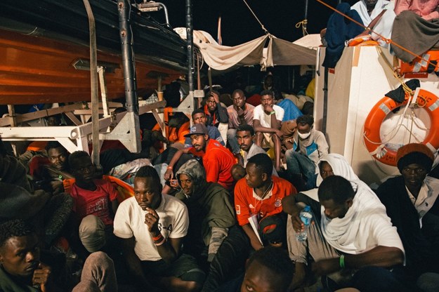 Migranci na pokładzie łodzi "Lifeline", która utknęła na Morzu Śródziemnym /Felix Weiss /PAP/EPA
