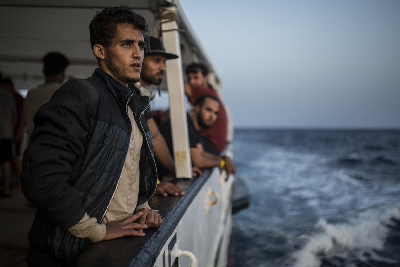 Migranci na pokładzie statku hiszpańskiej organizacji pozarządowej /AFP