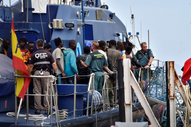 Migranci na statkach na Morzu Śródziemnym /CARLOS BARBA /PAP/EPA