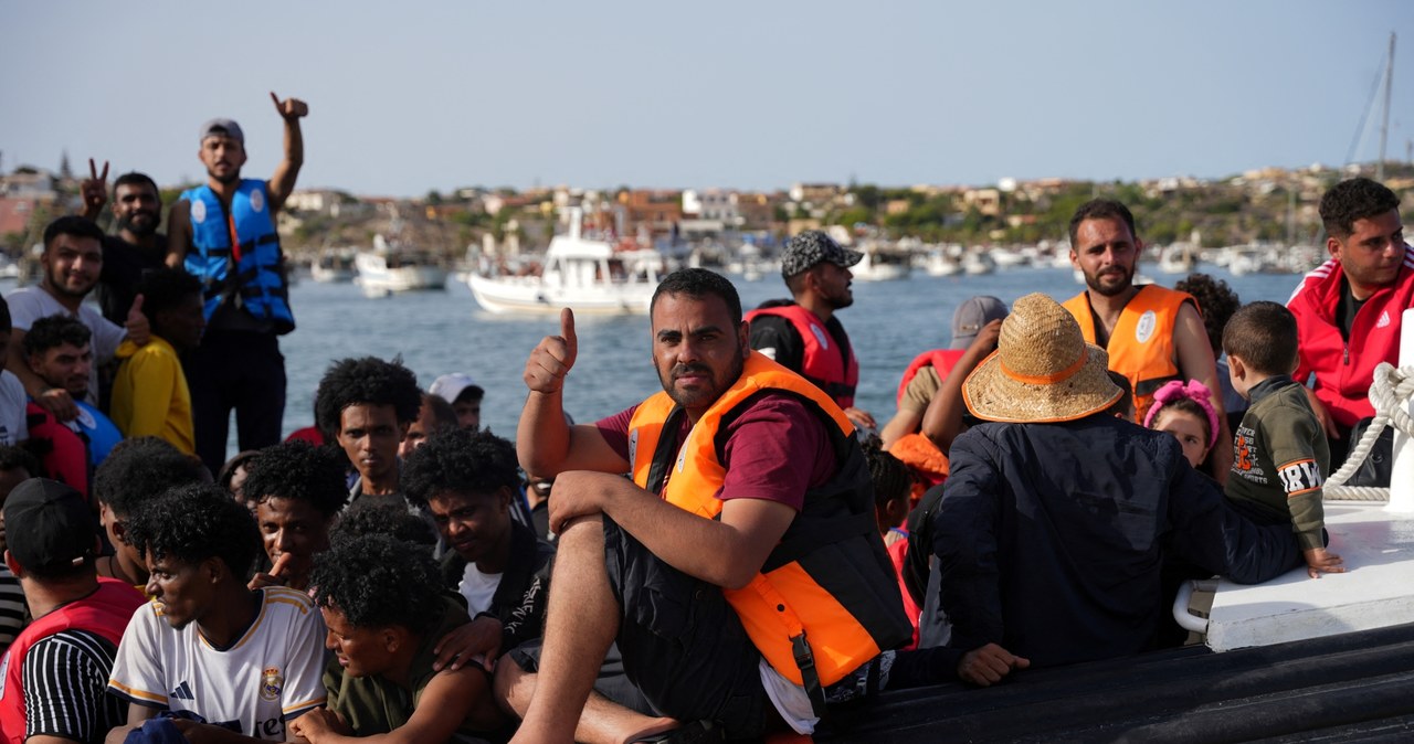 Migranci na włoskiej wyspie Lampedusa /Zakaria ABDELKAFI /AFP