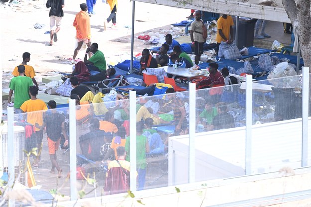 Migranci na wyspie Lampedusa /CIRO FUSCO /PAP/EPA