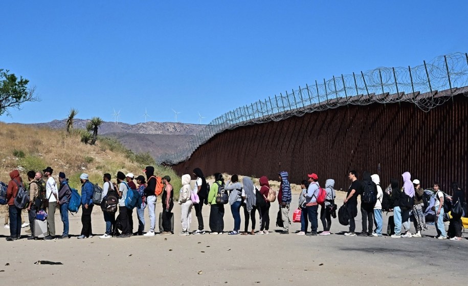 Migranci po przekroczeniu granicy meksykańsko-amerykańskiej w Kalifornii /FREDERIC J. BROWN/AFP /East News