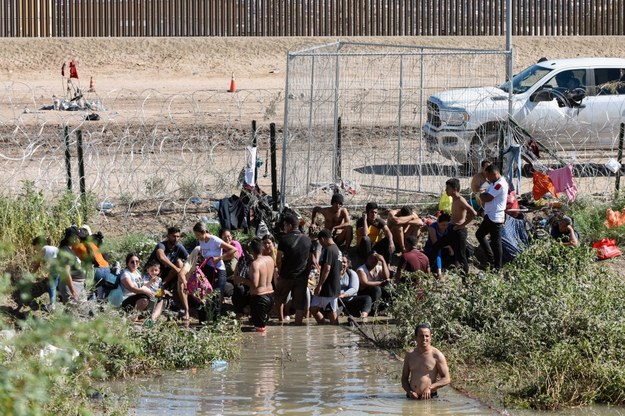 Migranci próbują przekroczyć graniczna rzekę Rio Grande i dostać się do USA /LUIS TORRES /PAP/EPA