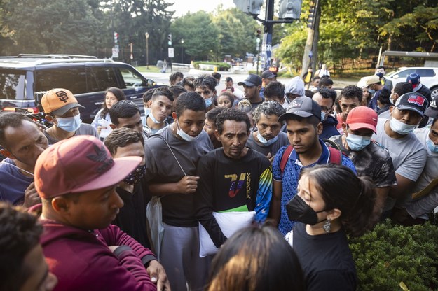 Migranci przed rezydencją Kamali Harris /JIM LO SCALZO /PAP/EPA